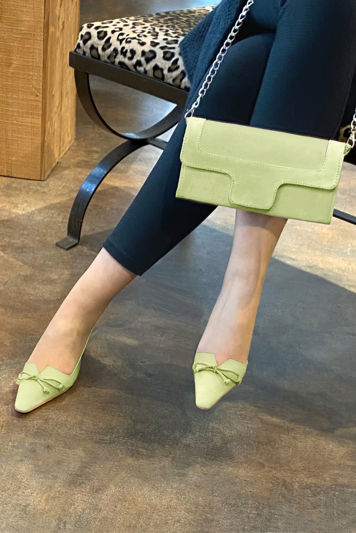 Meadow green women's open back shoes, with a knot. Tapered toe. Low kitten heels. Worn view - Florence KOOIJMAN